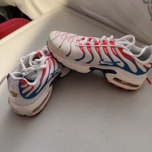 Girls Nike sneakers (out the box)